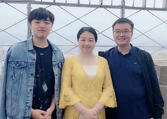 今年暑假，张杰和父母在美国旅游时的合照。 受访者供图
