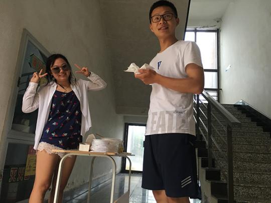 顾湘(左)在分发鸡蛋 受访者供图