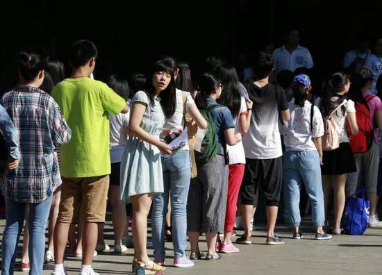 ▲2015年6月14日，在北京中国传媒大学考点，考生排队进入考场。根据教育部规定，2015年全国高校自主招生考试首次在高考结束后进行，6月22日全面结束。全国共有102所院校各自组织自主招生测试。（资料图片）