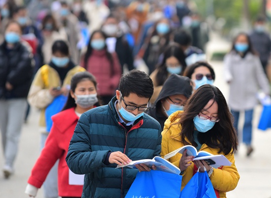 11月29日，在江苏无锡旅游商贸高等职业技术学校考点，考生在考试前复习。 还月亮/摄（新华社发）