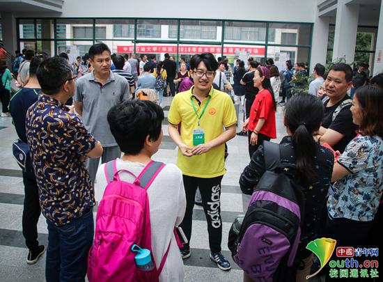 石大本科生志愿者为家长们介绍学校解答疑惑。中国青年网通讯员 赵玲摄