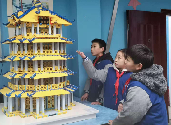 武汉澳门路小学的学生对黄鹤楼模型展现出了极大兴趣