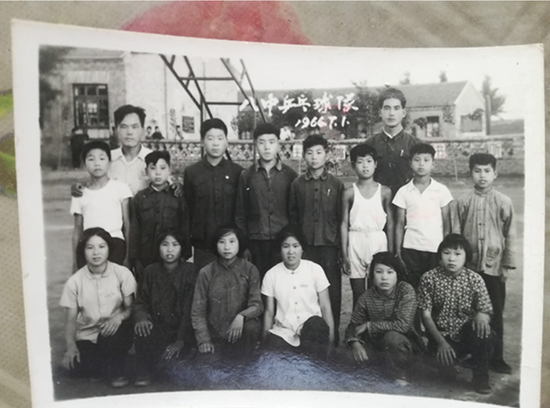 1966年，张民信在昌乐八中与乒乓球队合影。（第三排左一为张民信）