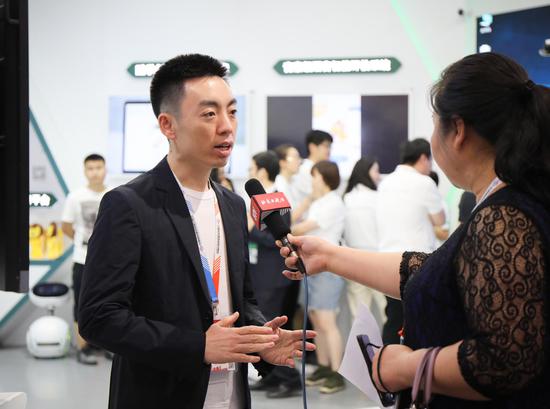 好未来集团总裁白云峰在展会现场接受媒体采访