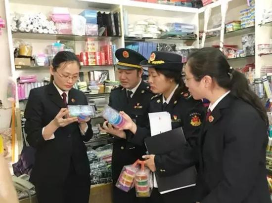 3月29日,上海市宝山区检察院在接到有商店正在销售“三无”水晶泥的线索后,未检检察官立刻联合有关部门前往现场调查。