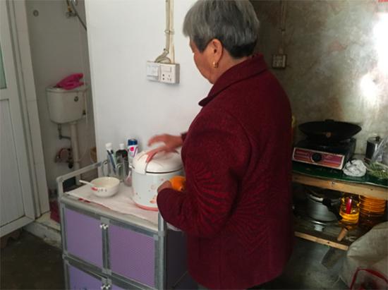 李仁珍平日用电饭煲烧米饭。