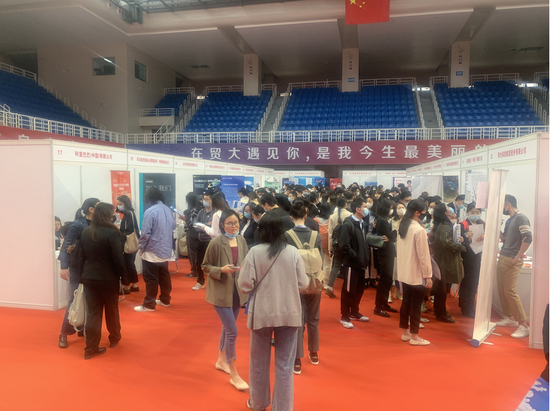 图为招聘现场,大热企业展台前扎堆儿投简历。 新京报记者刘洋 摄