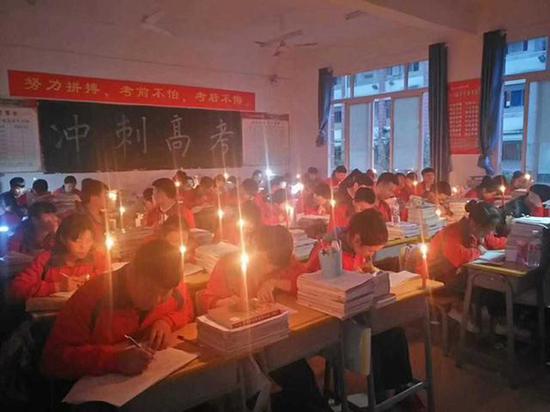 学校停电高三生秉烛自习:为了多考一两分