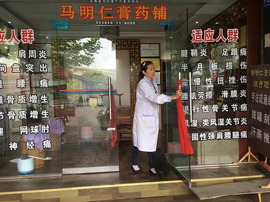 成兴凤说，自2016年开了这家店之后，日子总算好过了。澎湃新闻记者 王万春 摄