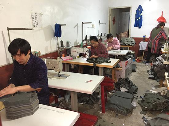 胡仁荣工作的成衣加工坊。本文图片均来自澎湃新闻记者 胡芮默