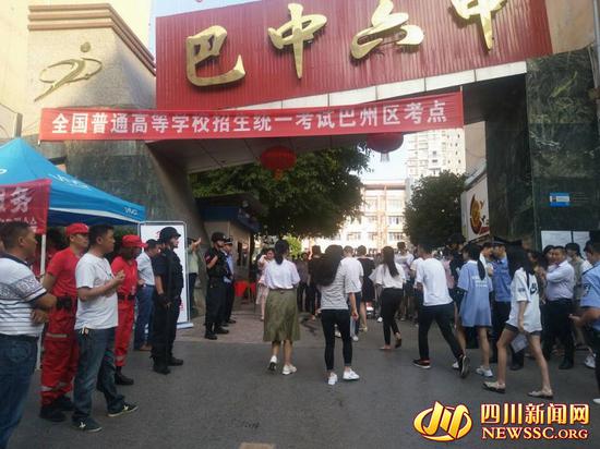 考生陆续走进考场