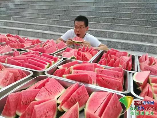 图为成都大学党员服务站指导老师杨龙老师吃西瓜。本人供图
