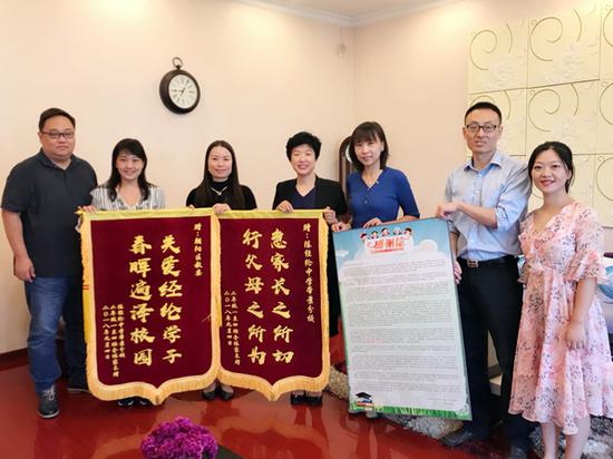 陈经纶中学帝景分校再次获得家长们赠锦旗