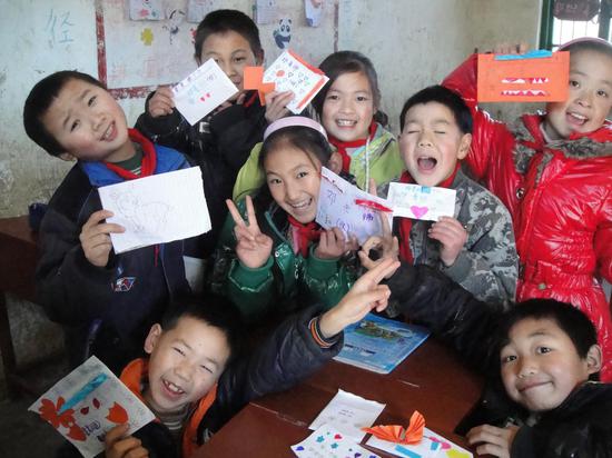 孩子们开心地举起写给邓老师的卡片