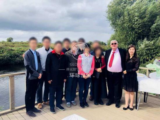 伦敦公司总经理Annie Zhao(右一)与到场客人合影