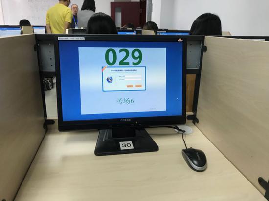 图为北京市西城区经济科技大学考点的机考电脑。