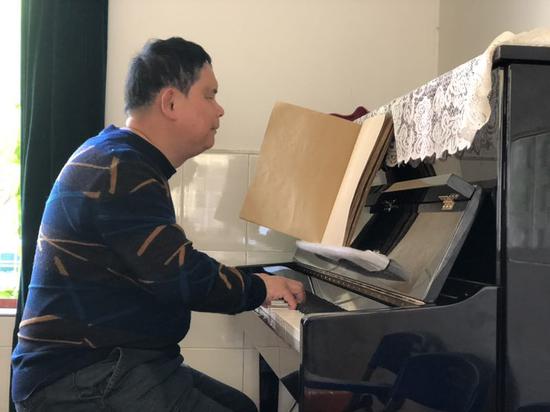 廉中华在浙江省盲人学校盲人给学生们上音乐课。他已做了25年盲人教师。新京报记者 王文秋 摄