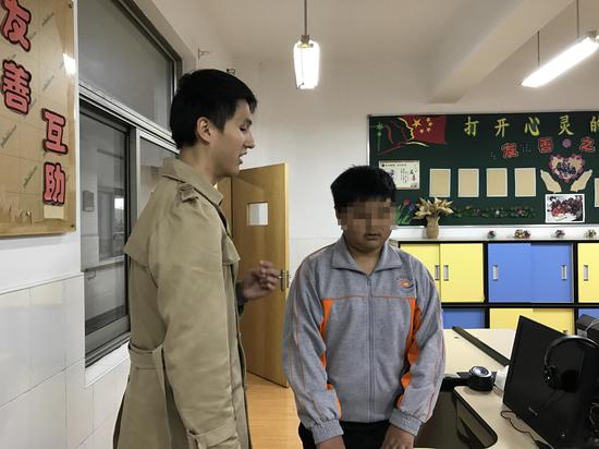 郑荣权在浙江省盲校实习时，给学生上课。受访者供图