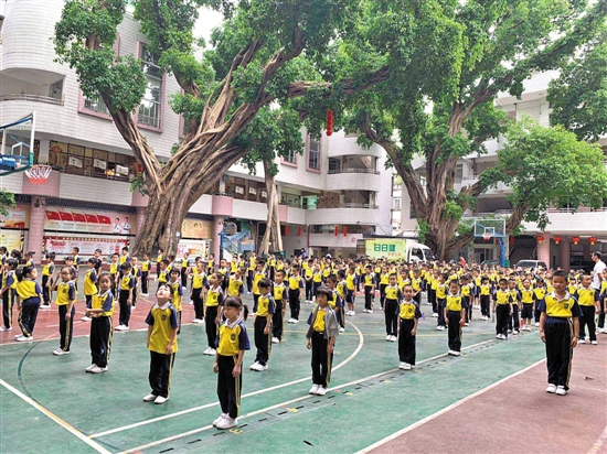 朝天小学的小豆丁们在操场集中，他们将迎来首批“港澳子弟班”的同学