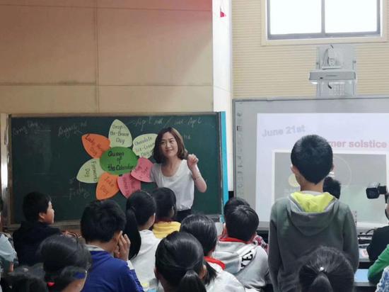 江苏省扬中市三跃中心小学德育处主任，英语教师 徐源