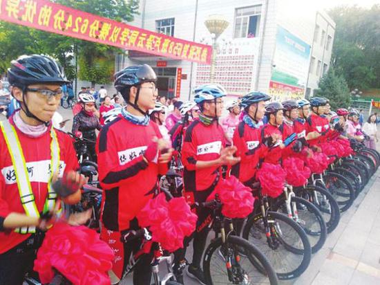 7月1日,兰会云老师带领的骑行团跨省骑行活动顺利结束。中原新闻网 图