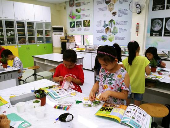  韩国小学生在暑期参加各类补习班 裴埈基摄