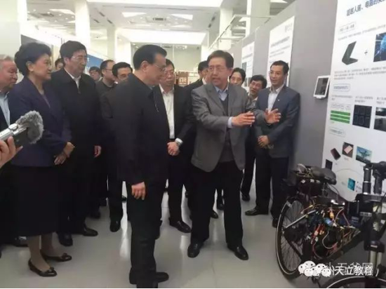 参与开发的无人智能自行车向李总理展示