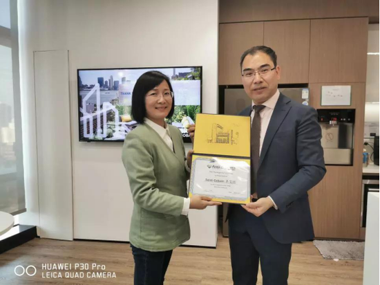 王红老师代表MBA中心为圣戈班企业颁发了感谢证书
