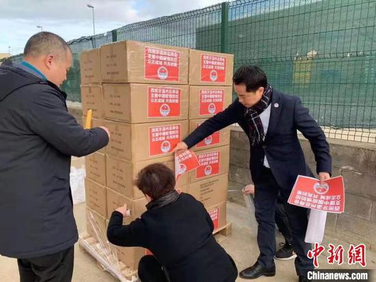 西班牙温州总商会、西班牙巴塞罗那文成同乡会在打包运输物资。 西班牙欧华报供图