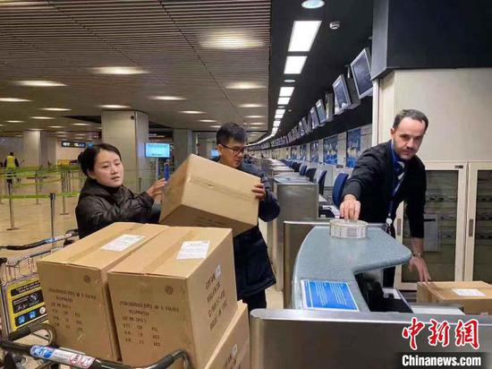 俄罗斯山东同乡会在机场寄送运往中国的物资。　俄罗斯山东同乡会提供
