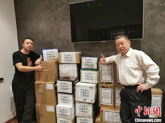 袁祖文（右）和澳大利亚华侨华人在筹集物资。受访者供图