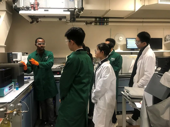 在英国访学研修活动中大学在职教授为学生授课