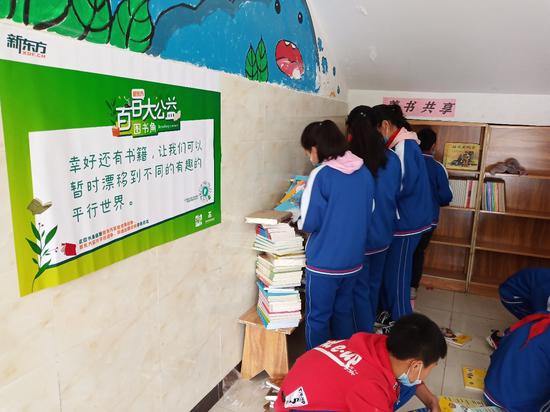 (新东方“百日大公益”为四川阿坝州九寨沟县第三小学捐建的图书角)