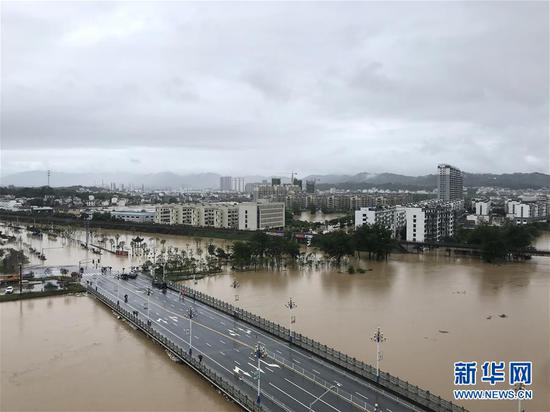 7月7日拍摄的歙县县城。 当日,安徽省歙县遭遇特大洪涝灾害,县城多处洪水“上路”、严重积水、道路受阻。 新华社发(潘成 摄)