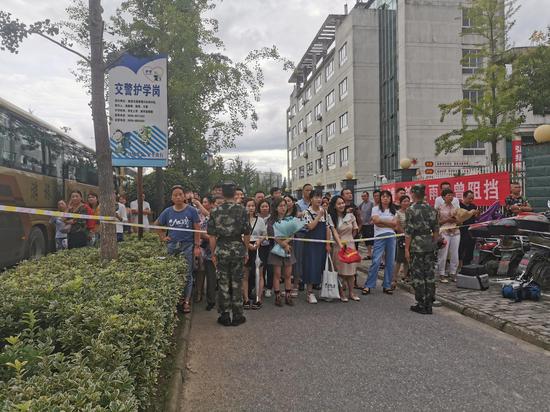9日下午，在歙县二中门外等待考生的人。 新京报记者摄
