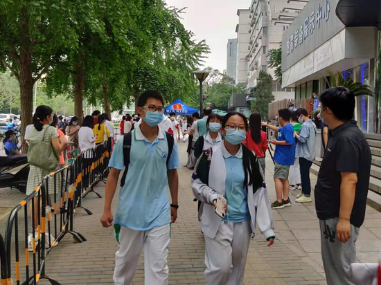 8日下午4点半之后,考生陆续走出考场。 澎湃新闻记者 程婷 图