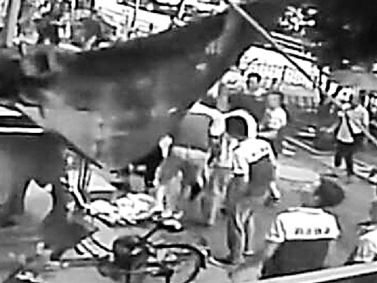孩子幸运地被接住了,没有生命危险。
