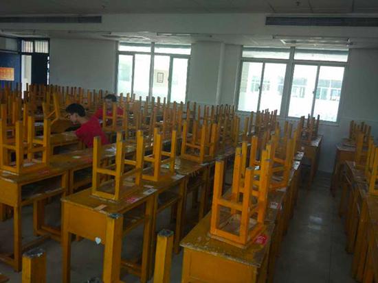去年夏天，刚到毛坦厂中学报到的复读班学生所拍摄的教室场景。受访者供图