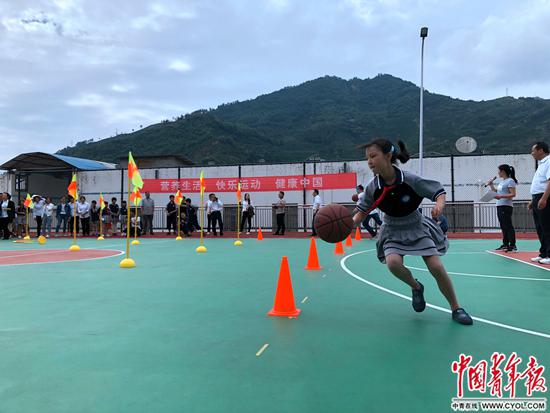 湖北省秭归县归州镇航天希望小学学生在进行趣味篮球赛。中国青年报·中国青年网记者 刘昶荣/摄