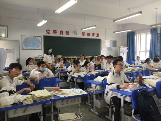 复学后，周倩学校-武汉第一中学的同学们在班里也需要戴口罩。
