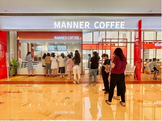 Manner咖啡吧台前顾客排队领咖啡(图片拍摄:李昱茹)