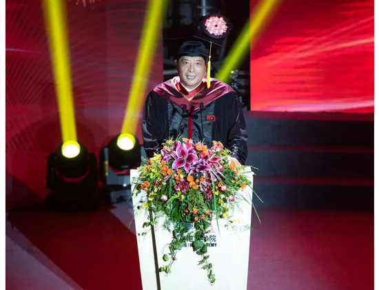 北京电影学院2018本科毕业典礼：C位出道 美颜暴击