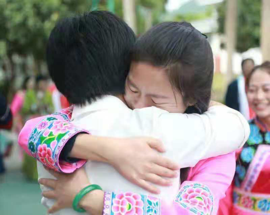 陈代丽与复课时的宿舍老师拥抱