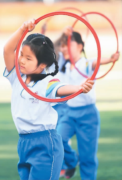 北京市海淀区五一小学为一年级新生在做趣味健身操。