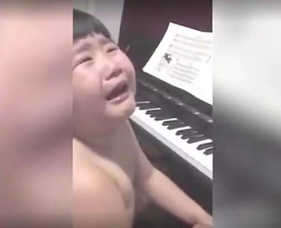 ‘熊孩子学钢琴，这状态几乎人生绝望啊！’图片来源：腾讯视频，萌宝搞笑