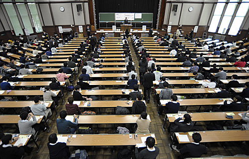 资料图片:考生在日本东京大学的考场参加大学入学统一考试(新华社)