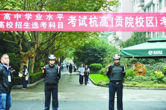 10月30日,浙江杭州,参加浙江省首次新高考的考生在杭州杭高考点等待进入考场。CFP供图