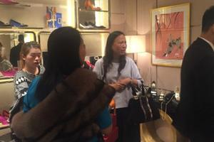 美国一名店感恩节前大促销 华人抢购似抢菜