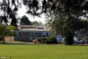 英国一中学囊中羞涩要求家长分期捐款