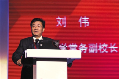 2013年12月21日，第十五届北大光华新年论坛，刘伟做主题演讲。新京报记者 黄月 摄